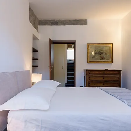 Palazzo Del Pero Luxury Attic - Bymyhomeincomo Apartman *