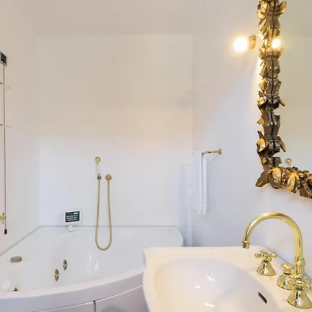 Apartment Palazzo Del Pero Luxury Attic - Bymyhomeincomo