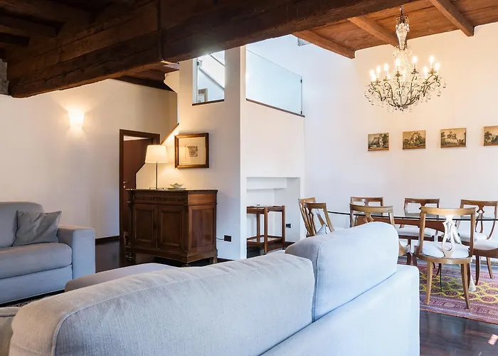 Palazzo Del Pero Luxury Attic - Bymyhomeincomo