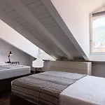 Palazzo Del Pero Luxury Attic - Bymyhomeincomo