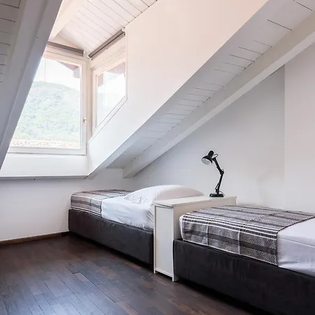 Palazzo Del Pero Luxury Attic - Bymyhomeincomo Apartman *