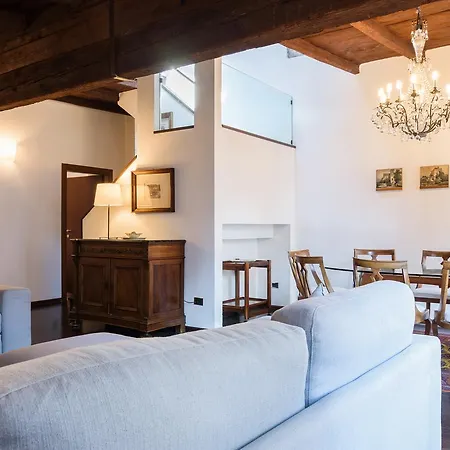 Palazzo Del Pero Luxury Attic - Bymyhomeincomo